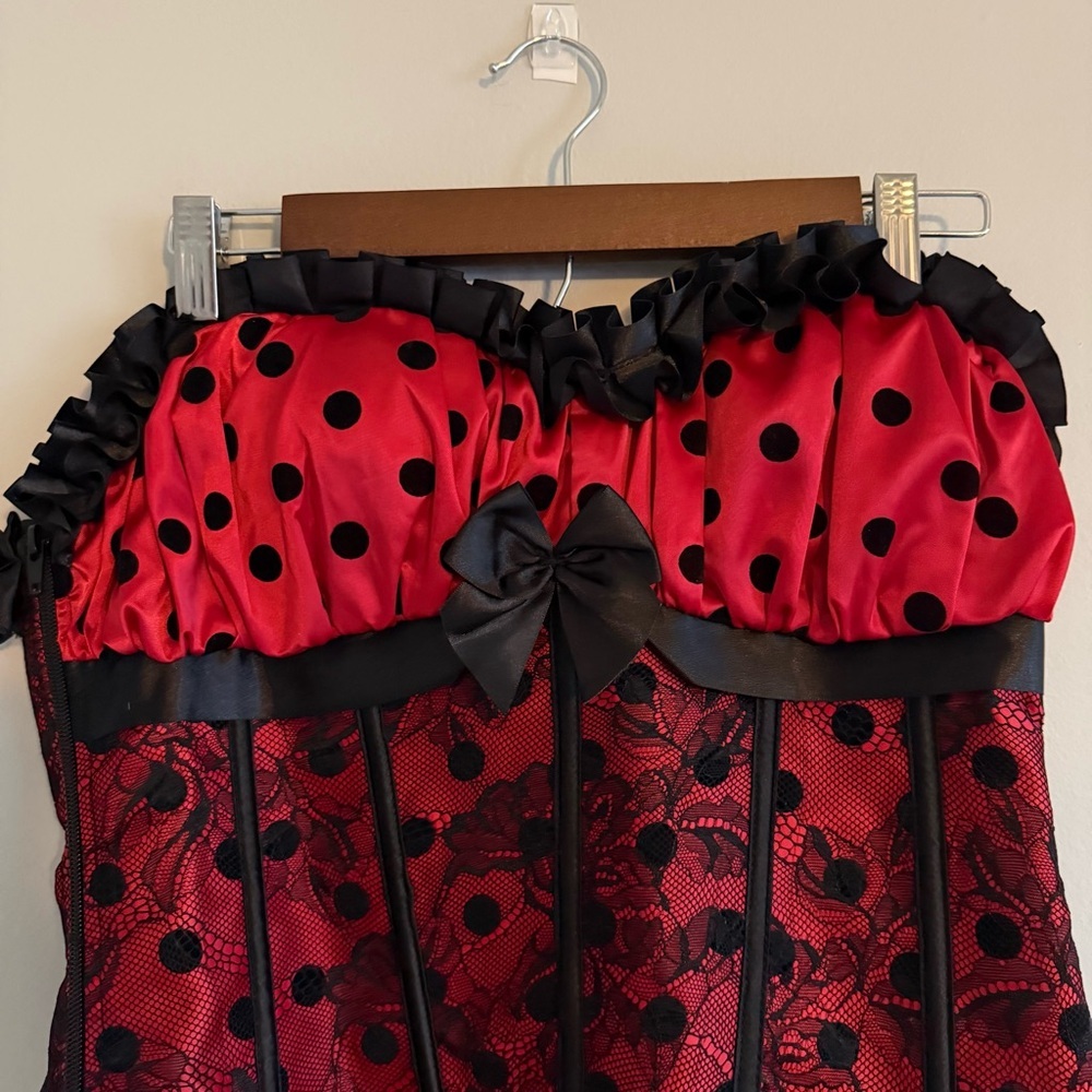 Red and Black Lace Corset - Picture 4 of 8
